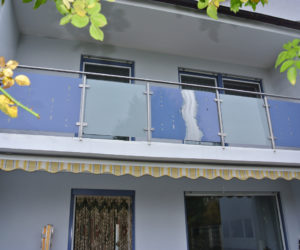 balkongeländer glas und metall