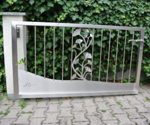 einfahrtstor mit stäbe