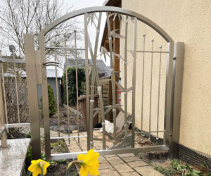 gartentür mit bogen